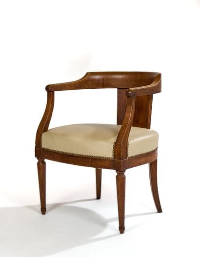 Fauteuil en bois, la garniture en cuir blanc...