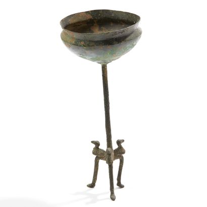Coupe en bronze montée sur piètement tripode...