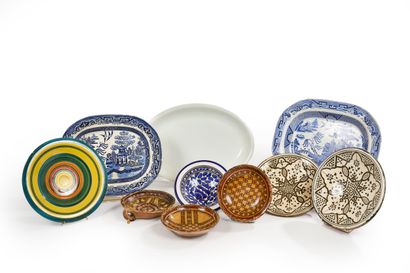 Lot comprenant faience, porcelaine et céramique...