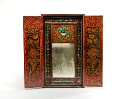 Miroir à coffret à deux volets peint à décor...