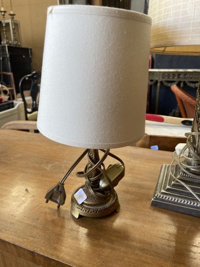 Paire de lampes en métal argenté, la base...