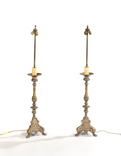 Paire de pique-cierges d'église en bronze...