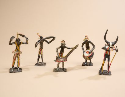 Lot comprenant cinq sculptures antropomorphe...