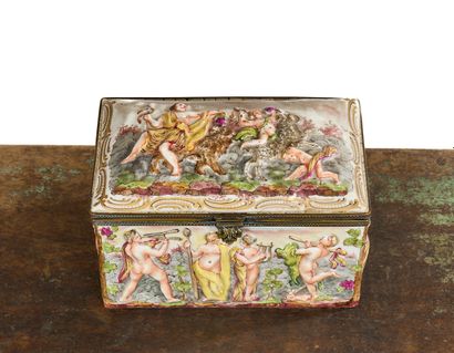 CAPODIMONTE
Coffret en porcelaine émaillée...