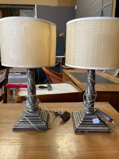 Paire de lampes en métal argenté, la base...