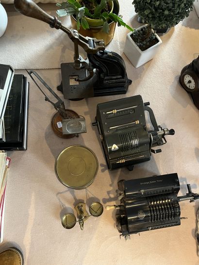 Lot de six instruments de mesure dont deux...