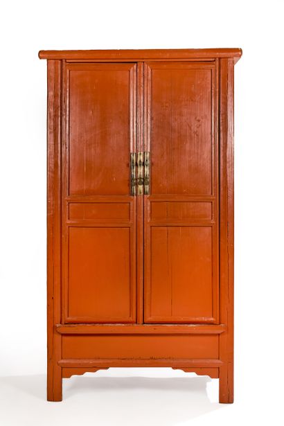 Importante armoire chinoise en bois mouluré...