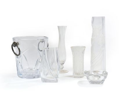 Lot de verrerie divers comprenant vases dont...