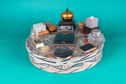 Lot de boites diverses en verre, métal, porcelaine,...
