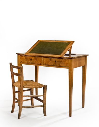 Bureau écritoire en bois garni de cuir, le...