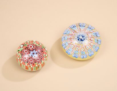 Deux sulfures presse-papier à décor millefiori.
D.8...