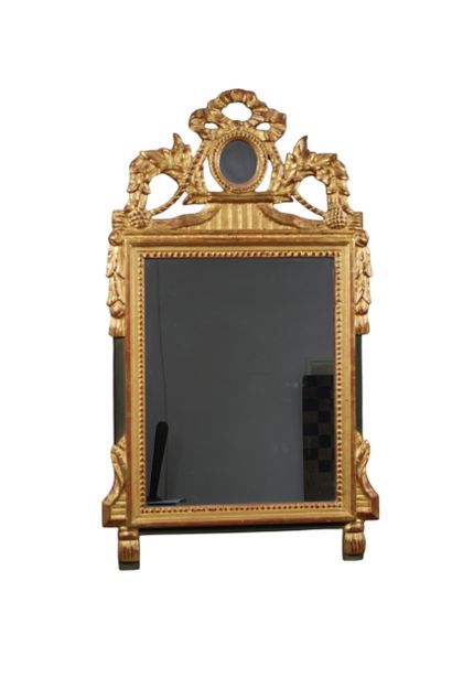 Miroir trumeau en bois et stucs doré à décor...