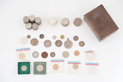Lot de monnaies en argent comprenant quatre-vingt-quatre...