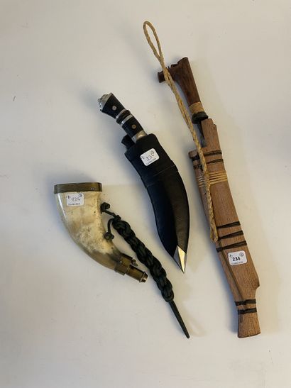 Ensemble de trois pièces comprenant : 
-Un...