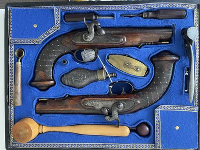 Paire de pistolets d’officier à silex transformés...