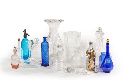 Important lot de bouteilles, vases, carafes,...