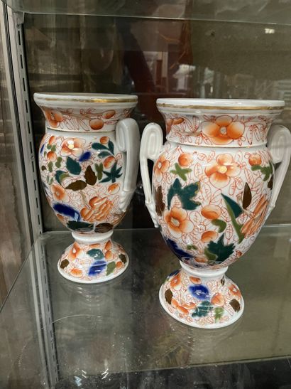 Deux vases porcelaine (percés) décor floral...
