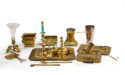 Lot d’objet en laiton et métal doré comprenant...