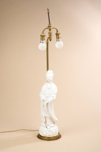 Pied de lampe en porcelaine figurant Guanyin...