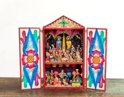 Crèche en bois polychrome dans une boite...