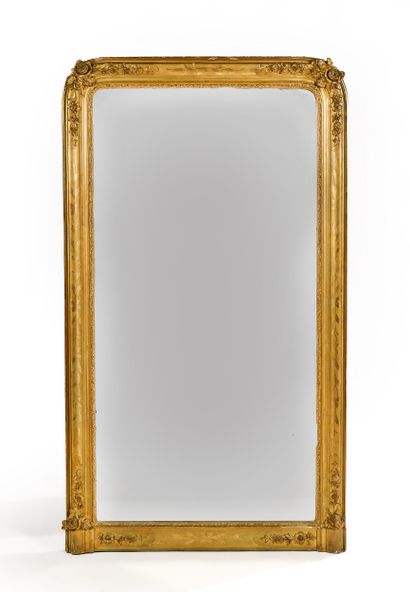 Grand miroir en bois doré à décors de fleurs.
Travail...