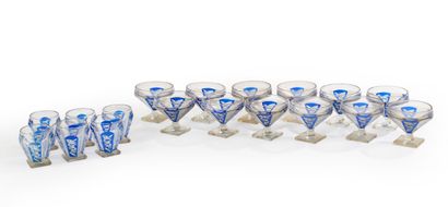 Service en verre émaillé bleu à décor géométrique...