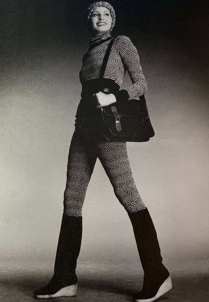 YVES SAINT LAURENT PARIS COUTURE CIRCA 1970
POCHETTE...