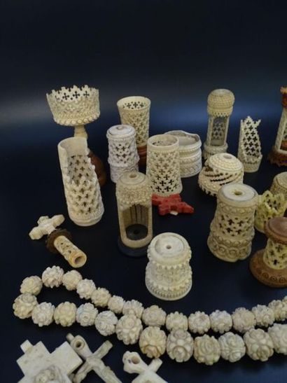 Fort lot de petits objets en os
Travail en...