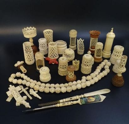Fort lot de petits objets en os
Travail en...