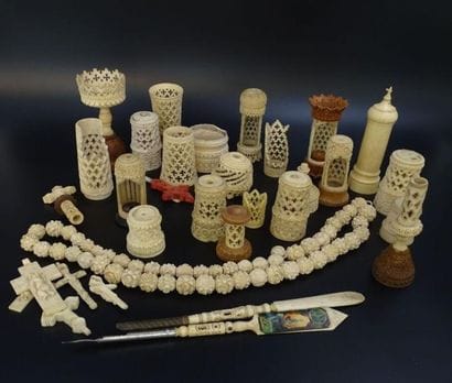 Fort lot de petits objets en os
Travail en...