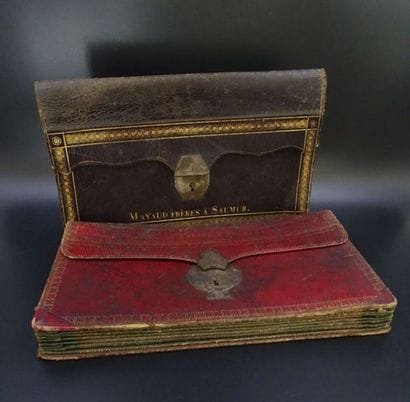 Pochettes porte-documents en cuir 
Deux portefeuilles...
