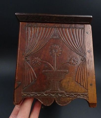 Coffret en bois orné d'un décor dédié à la...