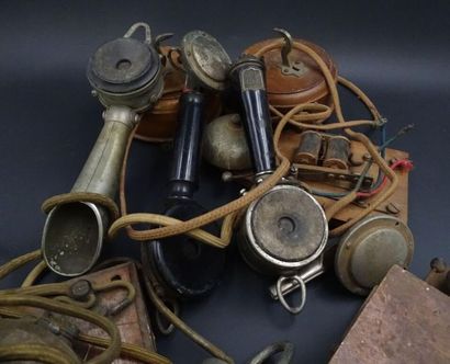Ensemble de trois combinés téléphoniques
Bois...