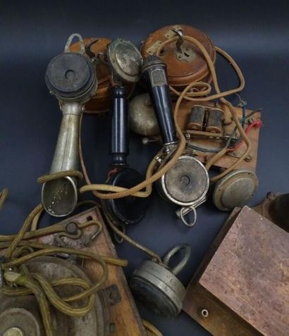 Ensemble de trois combinés téléphoniques
Bois...