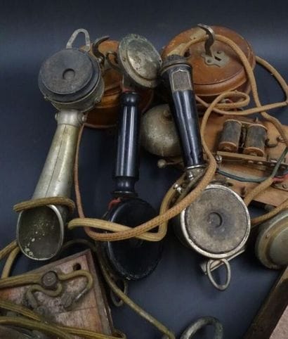Ensemble de trois combinés téléphoniques
Bois...