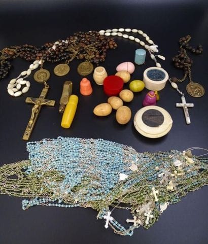 Chapelets de jeunes filles et un assortiment...