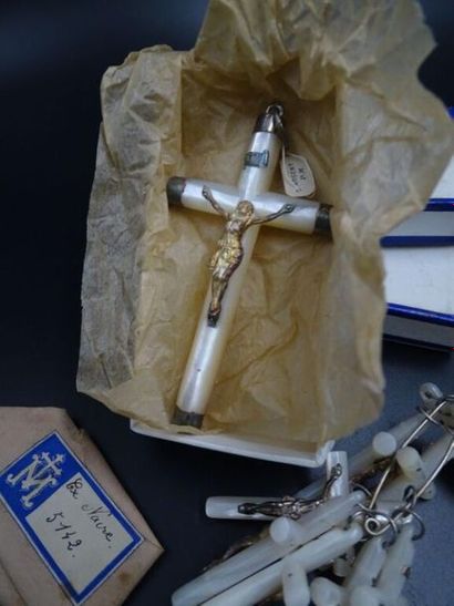 Lot de croix en nacre, nacrolite et argent
Environ...