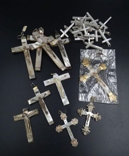 Lot de croix en nacre, nacrolite et argent
Environ...