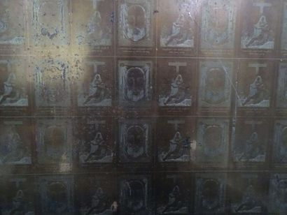 Lot de 13 grandes planches en cuivre
Servant...