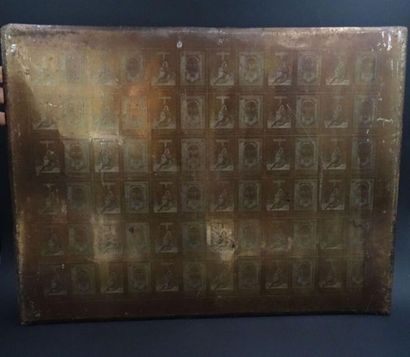 Lot de 13 grandes planches en cuivre
Servant...