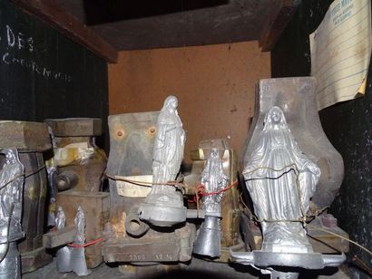 Moules en fonte pour la réalisation de statuettes...