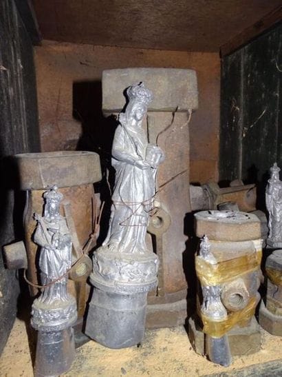 Moules en fonte pour la réalisation de statuettes...