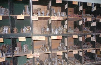Moules en fonte pour la réalisation de statuettes...