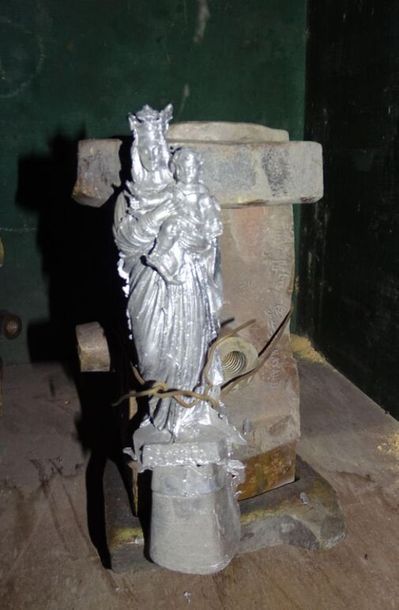 Moules en fonte pour la réalisation de statuettes...