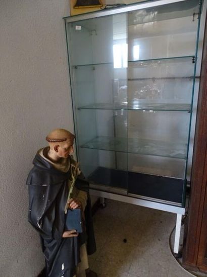 Deux vitrines modernes 
Métal et verre
Une...