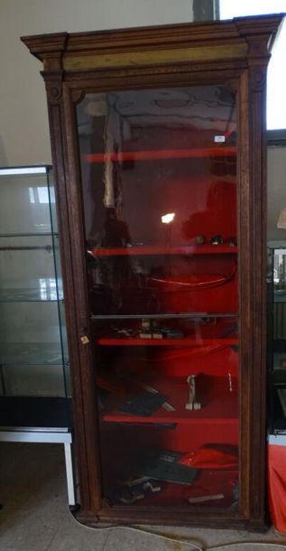Une armoire vitrée en chêne
Hauteur : 210...