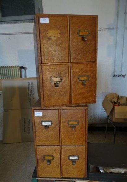 Deux petits portes cartes de clients
4 tiroirs...