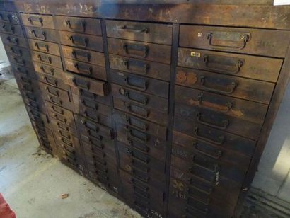 Meuble de métier
Contenant des matrices en...