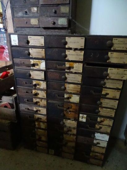 Lot de deux meubles de métier
Les tiroirs...