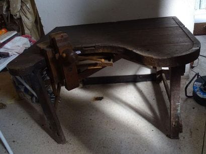 Un établi de bijoutier en bois
Tiroirs en...